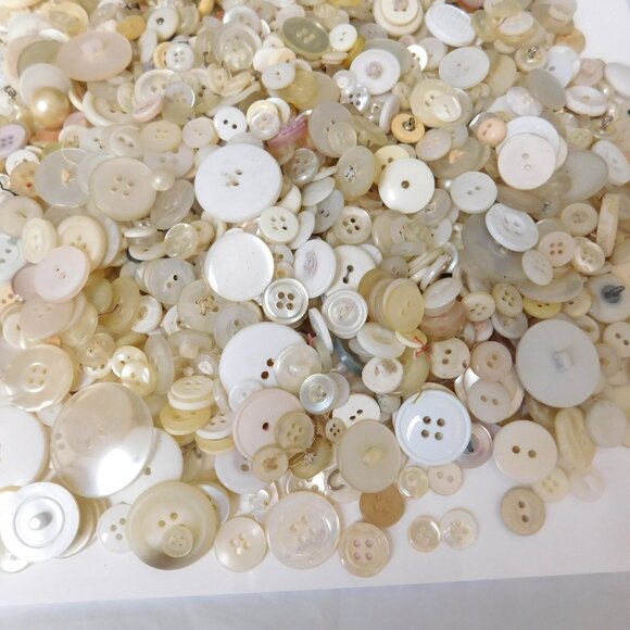 Lot of 2 lbs Plastic Acrylic White Ivory Beige Clear Cream Buttons - Picture 4 of 6